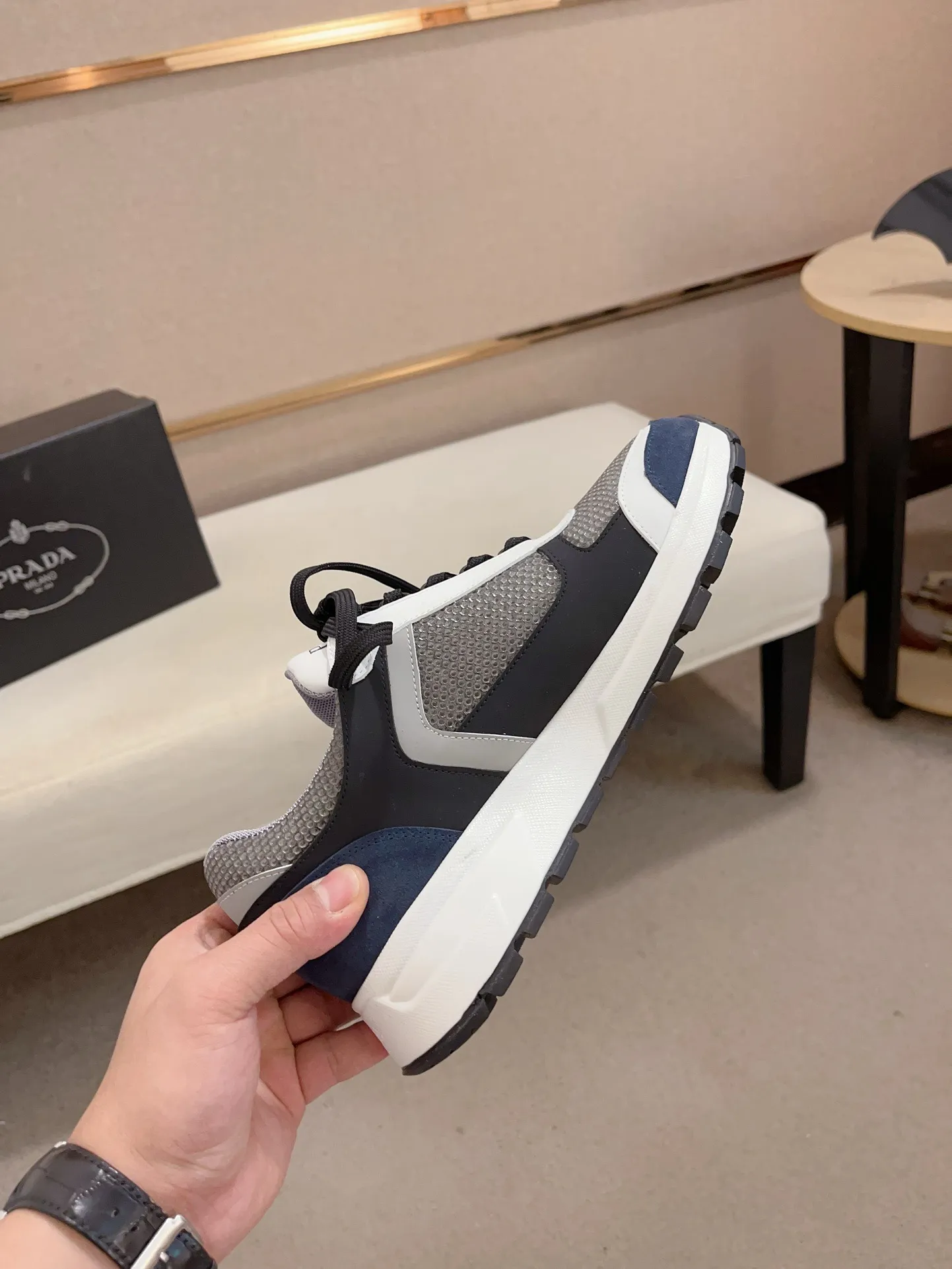 Men's shoes 💰 462💰🇮🇹🇮🇹PRADA (Prada) top 🔍🔍 new models are on sale at the same time at the counter, uppers 🇮🇹 Italian imported first-layer cowhide fabric Fully imported genuine leather lining 💪💪, completely 1⃣️ to 1⃣️ replica 🇮🇹💪💪, ⚠ sole: original sole provided by the original factory, exclusive movable molded foam outsole super comfortable, ⚠ original factory follow-up, 🔍🔍 high quality, you can go in and out of the counter at will, welcome to compare⚠. Code number: 38-44 (45.46 is custom-made and cannot be returned or exchanged)